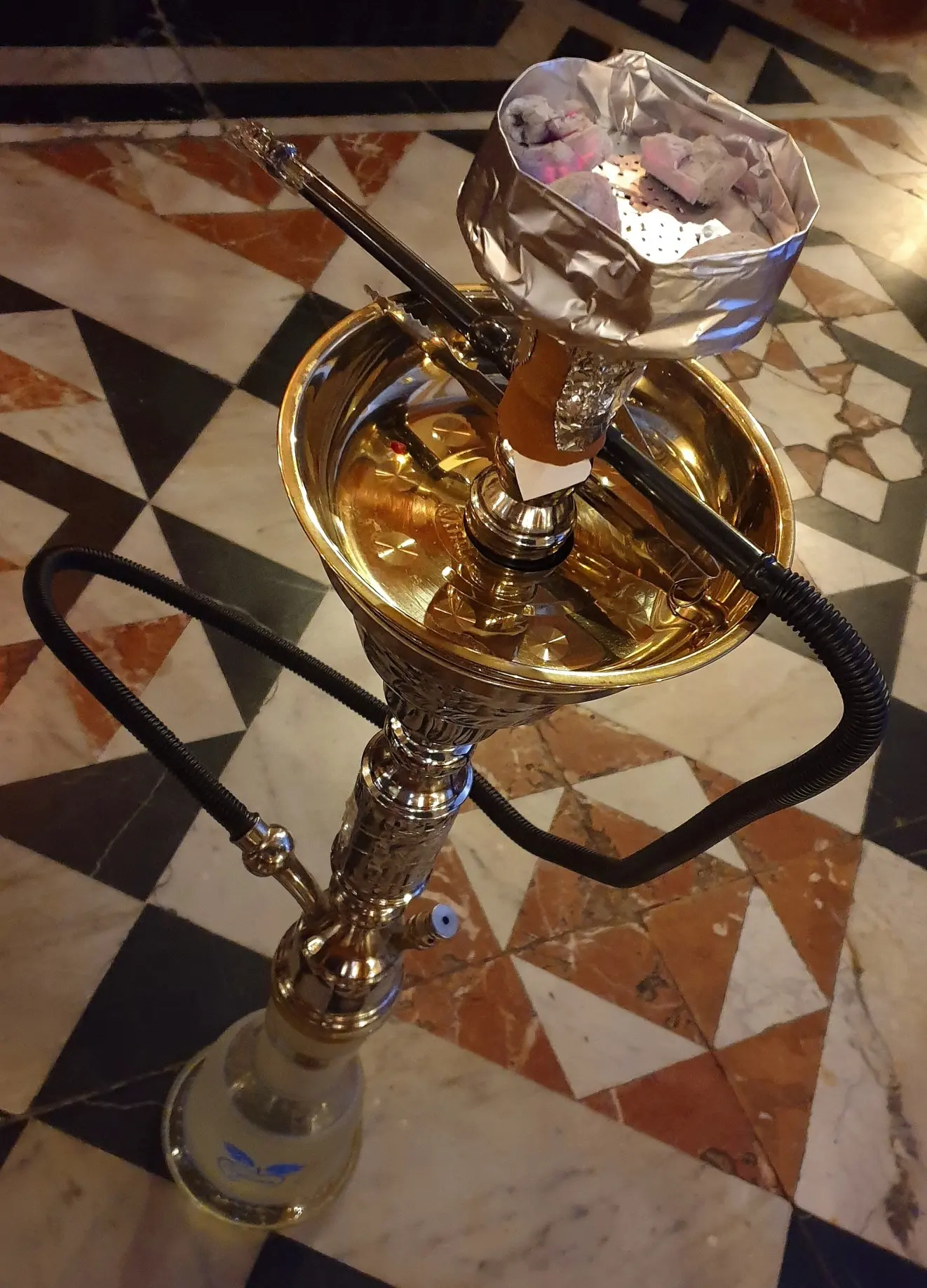 水烟壶,也称为水烟或水烟管,利用水过滤,经常用来抽吸混合了调味、水果或其他成分的烟草。我在中东的一家餐厅用过这个特定的装置